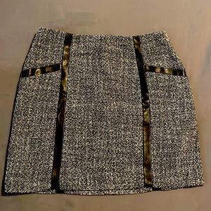 Banana Republic, size 4, tweed and leather trim skirt. Like new, barely worn!